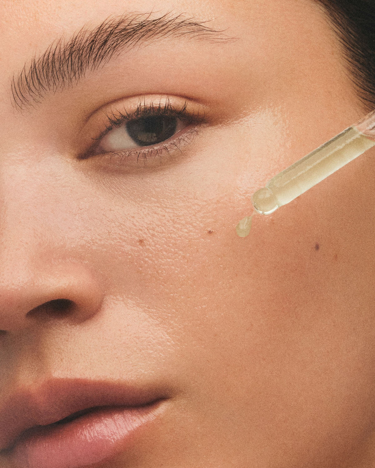 Illuminating serum with matcha + superfood tea* 3.8%