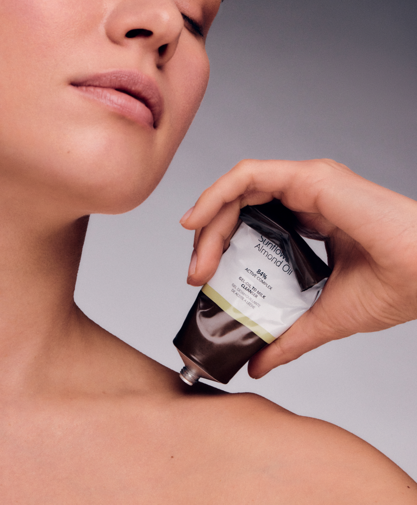 Triple texture makeup remover with sunflower oil