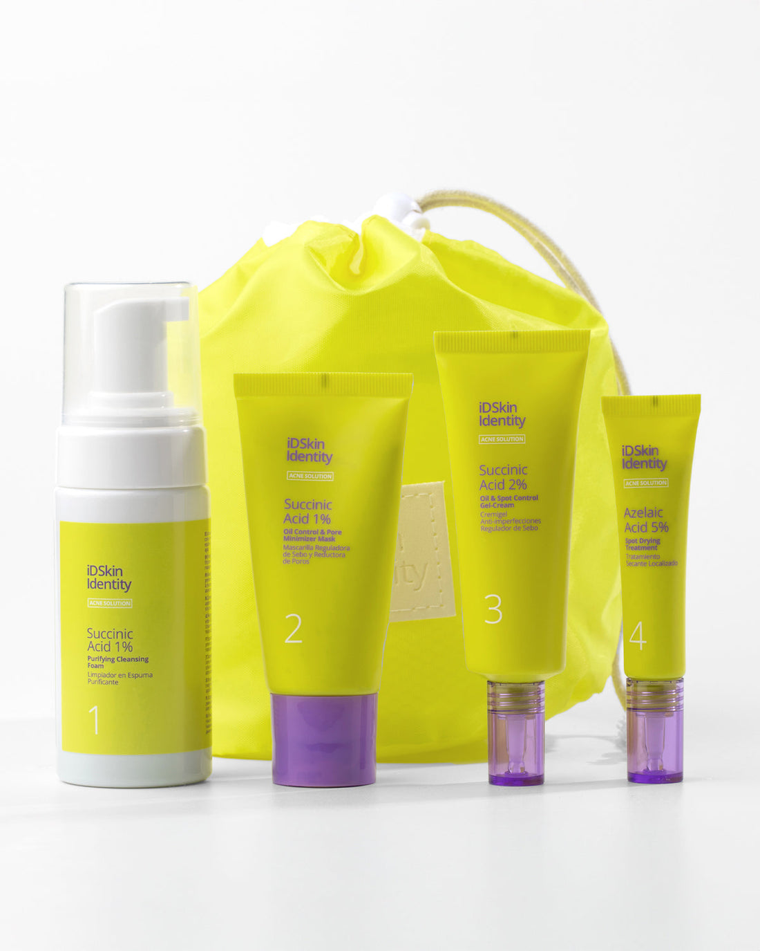 Chica joven aplicando sérum facial en una rutina antiacné