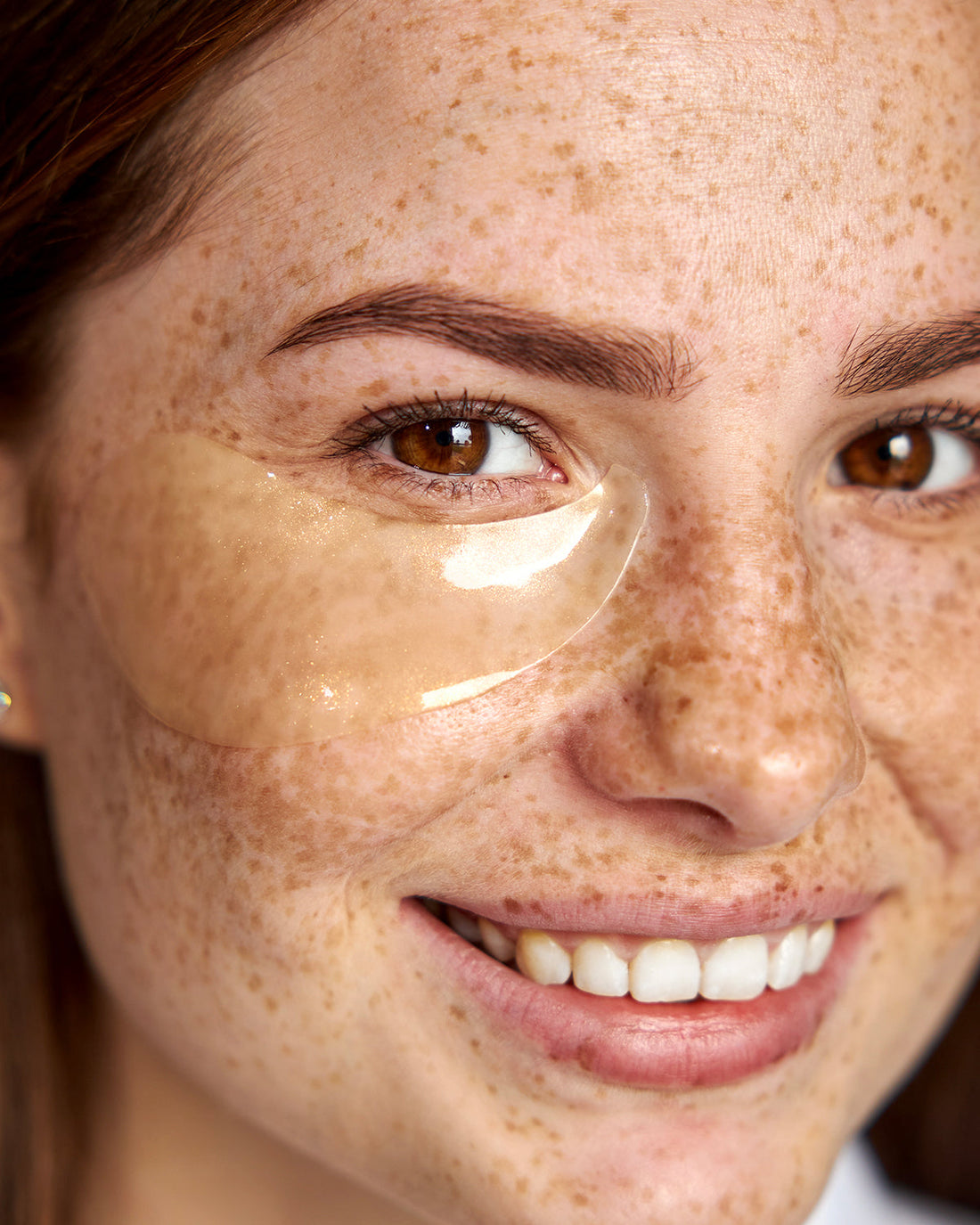 Neceser de viaje abierto con productos de belleza y cuidado facial